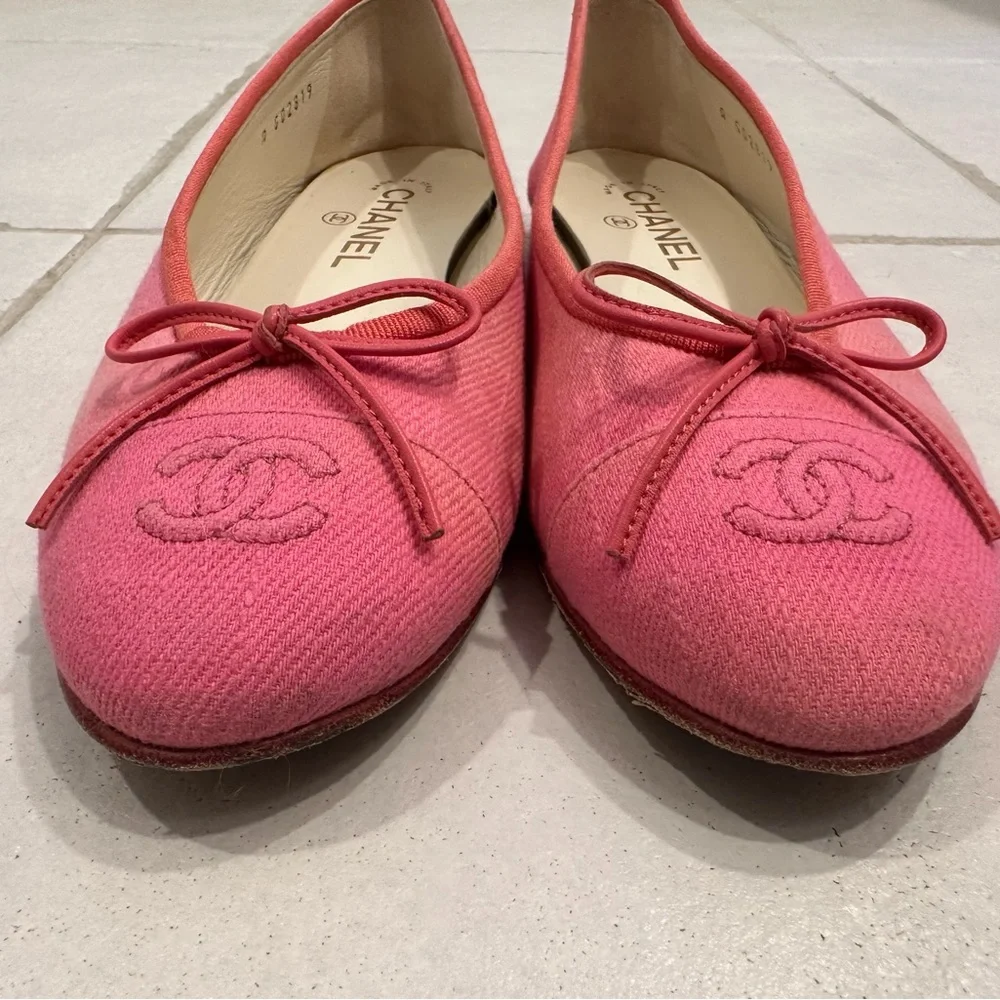 CHANEL Pink Flats with Bow Detail - Picture 3 of 9